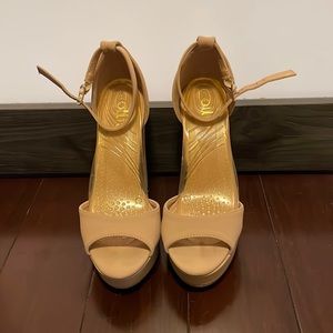 Size 6 chunky heels!